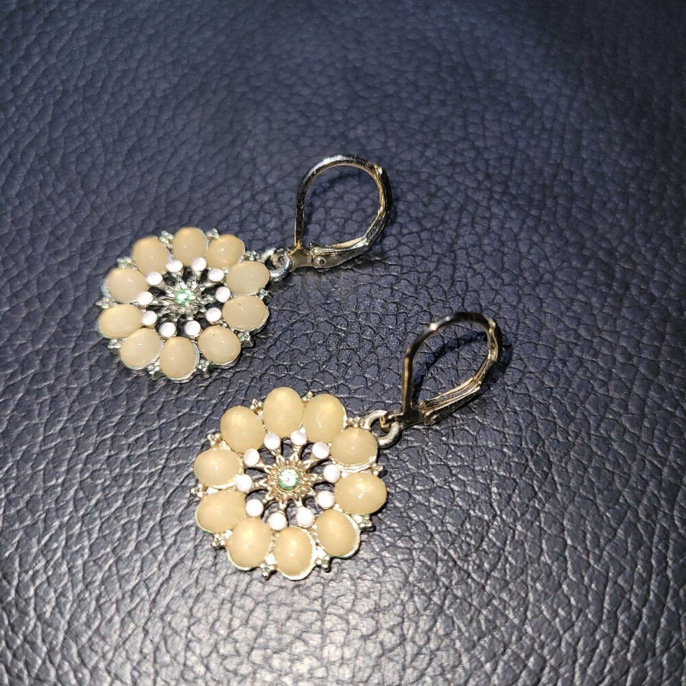Flower shape earrings